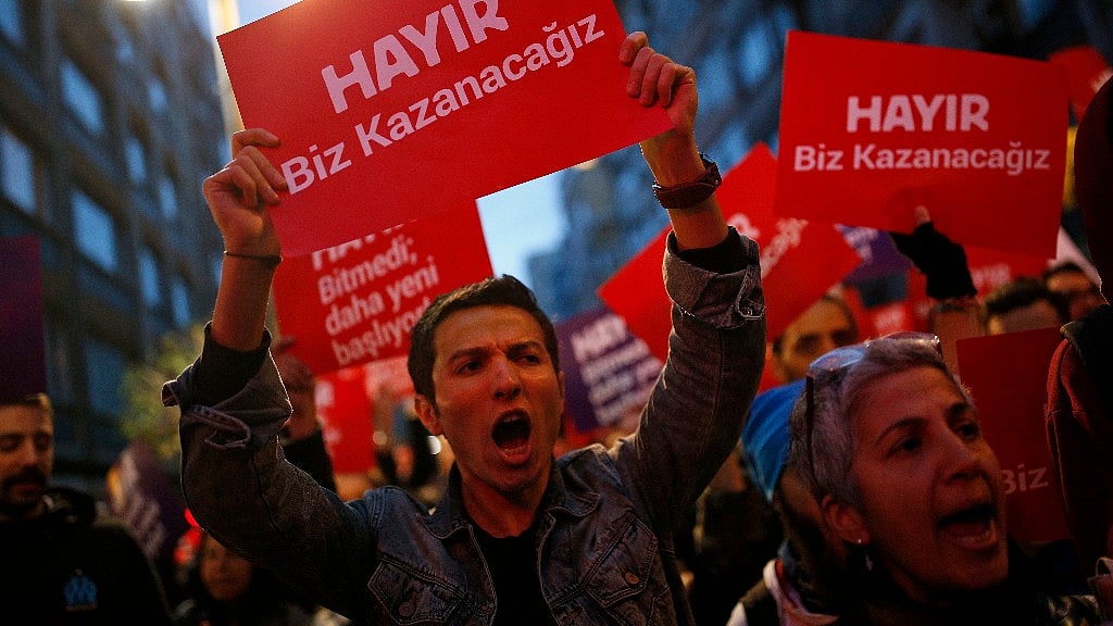 Anti-Erdogan protestors take to the streets after the result of the Turkish referendum. (Photo: AP)