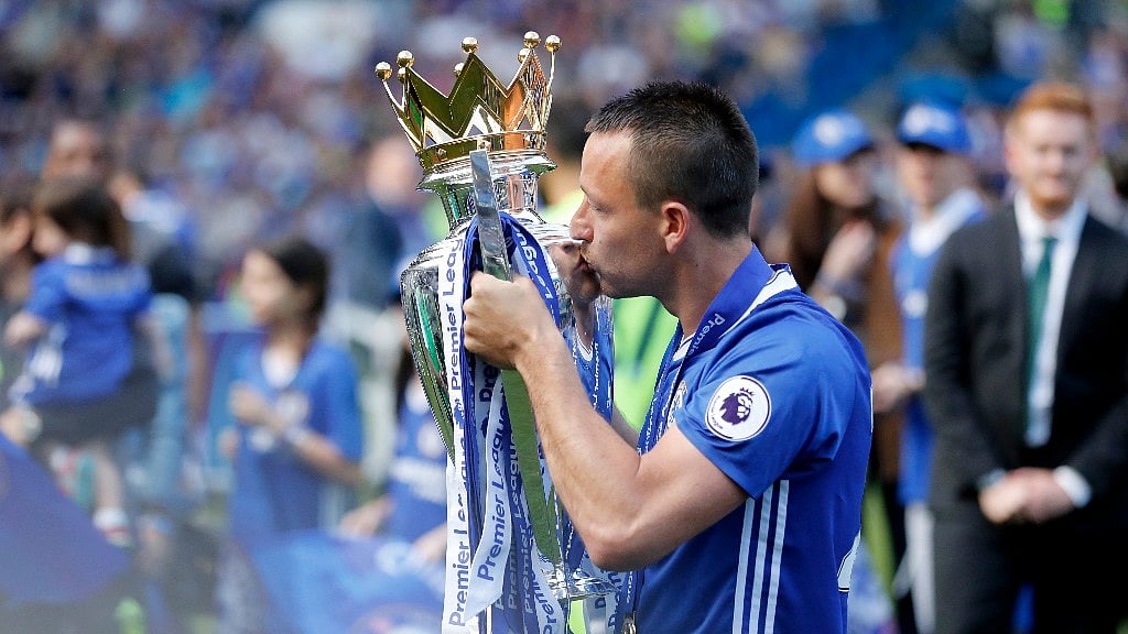 Chelsea captain John Terry kisses the trophy after they won the league, following the English Premier League soccer match between Chelsea and Sunderland at Stamford Bridge stadium in London, Sunday, 21 May 2017. (Photo: AP)