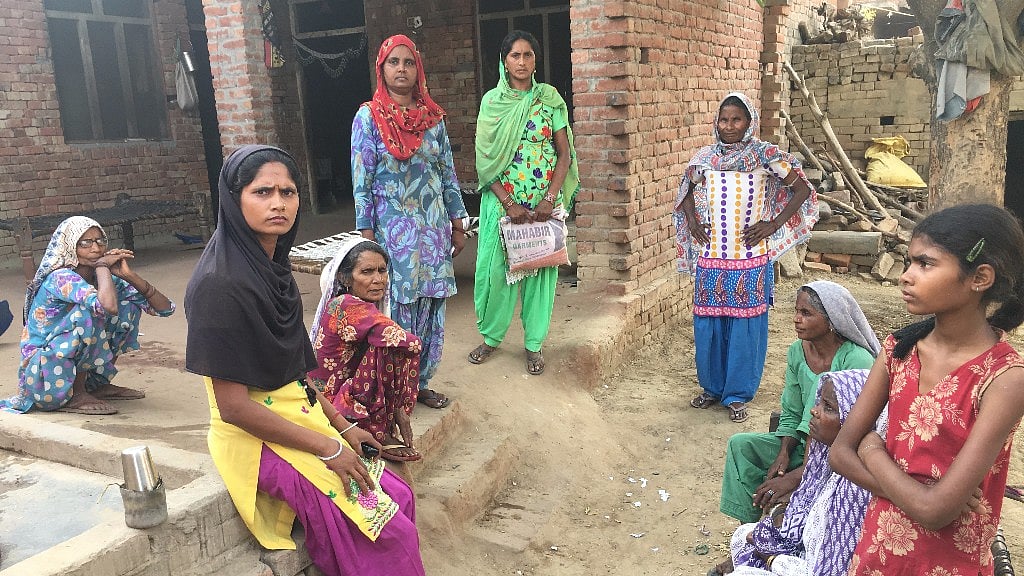 A group of Dalit women in Saharanpur accuse the state government of apathy. (Photo: Meghnad Bose/<b>The Quint</b>)