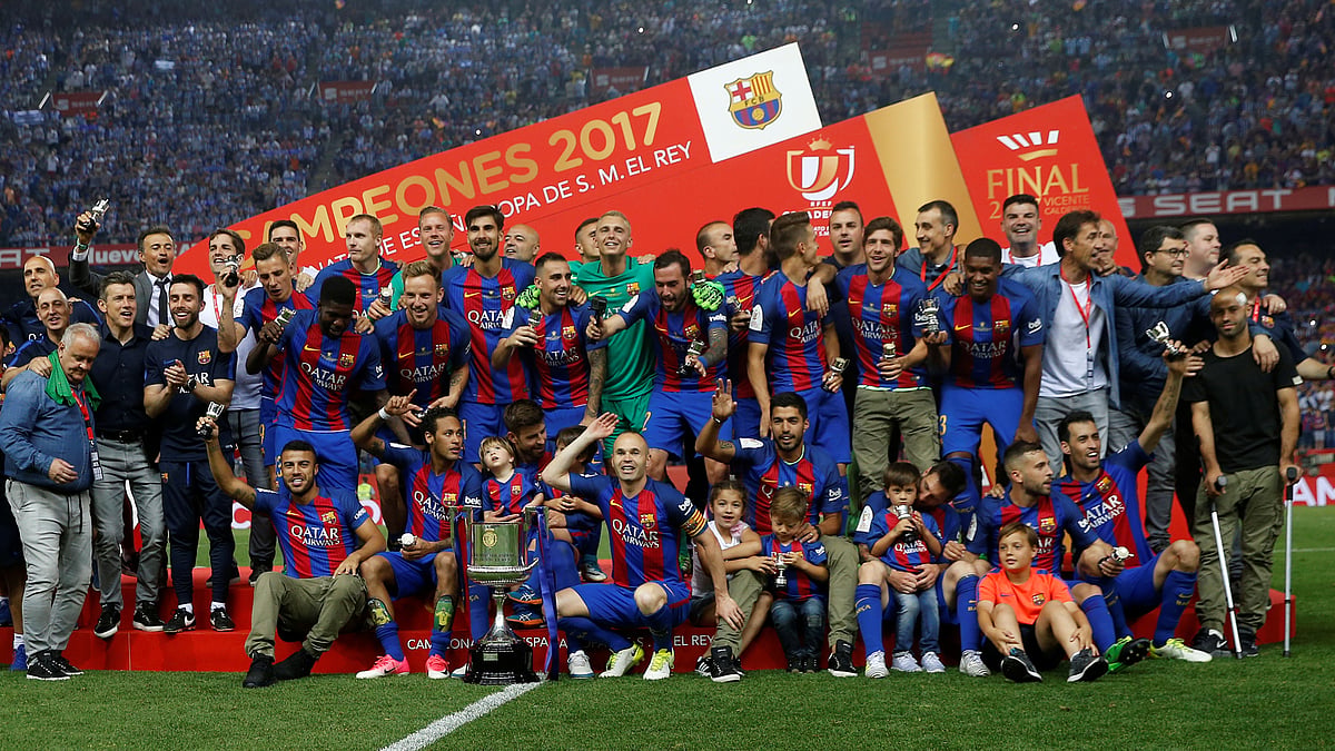 Barcelona celebrates with the trophy at the end of the match. (Photo: Reuters)