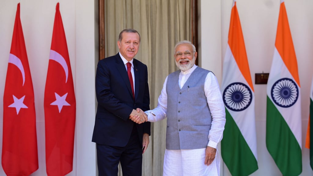Prime Minister Narendra Modi receives Turkish President Recep Tayyip Erdogan at the Hyderabad House. (Photo Courtesy: Twitter/<a href="https://twitter.com/MEAIndia">Gopal Baglay</a>)