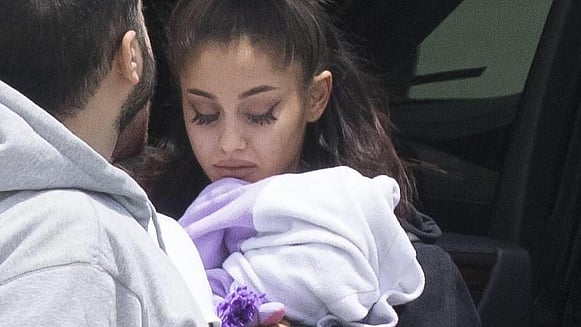 A weeping Ariana Grande spotted getting off her jet.  (Photo courtesy: <a href="https://www.instagram.com/p/BUc9zHHD1Q5/?taken-by=itsullen">Instagram/ itsullen</a>)