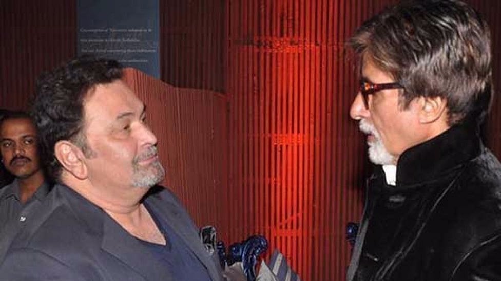Rishi Kapoor and Amitabh Bachchan greet each other at a film event. (Photo courtesy: Twitter/<a href="https://twitter.com/NewsWorldEnt">@NewsWorldEnt</a>)