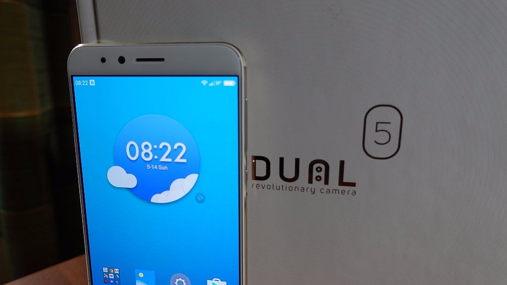 Micromax Dual 5 with dual cameras. (Photo: <b>The Quint</b>/<a href="https://twitter.com/2shar">@2shar</a>)