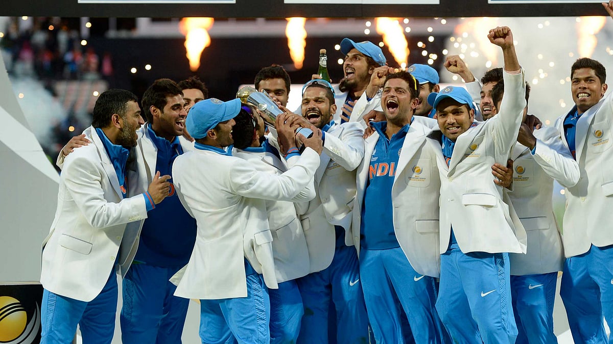 Members of the Indian cricket team with the 2013 Champions Trophy. (Photo: Reuters)