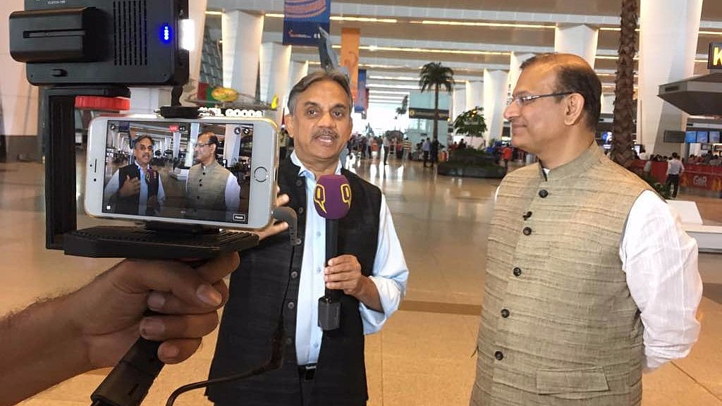 <b>The Quint</b>’s Editorial Director Sanjay Pugalia with Minister of State for Civil Aviation Jayant Sinha. (Photo: <b>The Quint</b>)