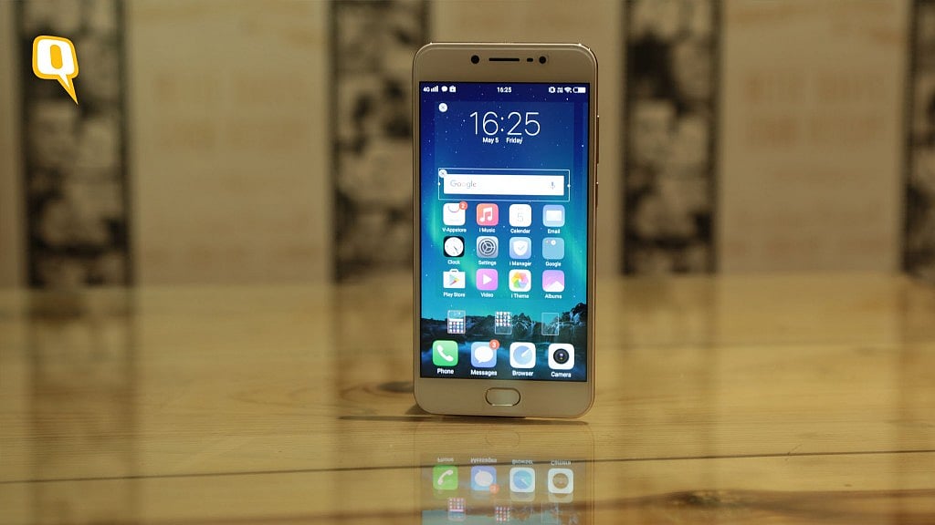 Review: Vivo V5s (Photo: Shiv Kumar Maurya/<b>The Quint</b>)