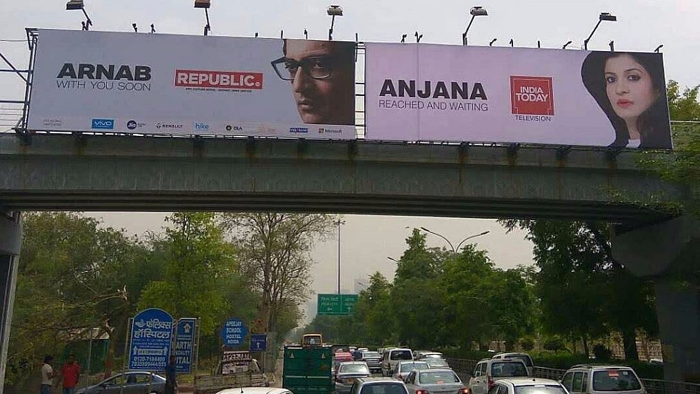 A war of billboard advertisements between India Today’s Anjana Om Kashyap and Republic TV’s Arnab Goswami has begun. (Photo Courtesy: Twitter/<a href="https://twitter.com/IndiaToday/status/858887590295912449/photo/1?ref_src=twsrc%5Etfw&ref_url=https%3A%2F%2Feditor.thequint.com%2Fstory%2Fdd589ae6-40db-45a2-adf6-764878d93d17">@IndiaToday)</a>