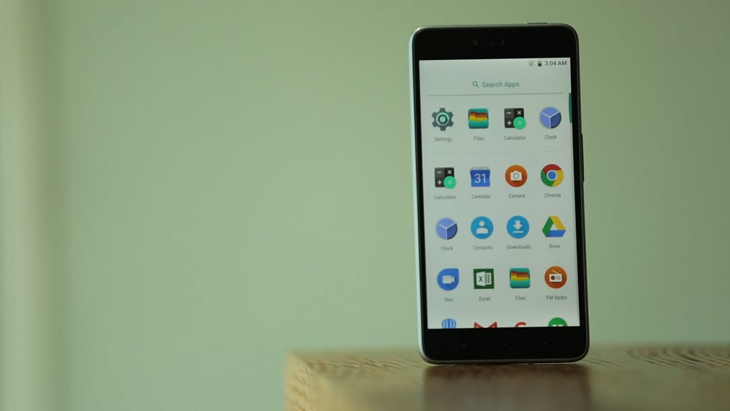 The Smartron srt.phone is available for Rs 12,999 in India. (Photo: <b>The Quint</b>)