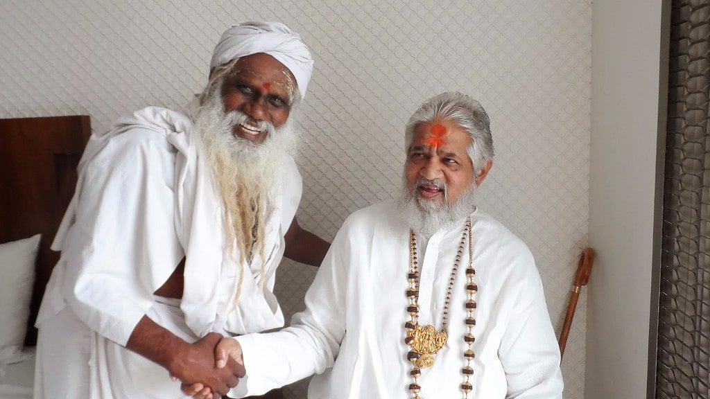 (Photo Courtesy: <a href="http://guruannaisiddharwithchandraswami.blogspot.in/2014/06/a-vishwa-dharmayatan-sansthan.html">Vishwa Dharmayatan Sansthan</a>)