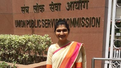 23-year-old Namrata Jain cleared the UPSC exam from Naxalite-affected Dantewada. (Photo Courtesy: Twitter/<a href="https://twitter.com/drramansingh">@drramansingh</a>)