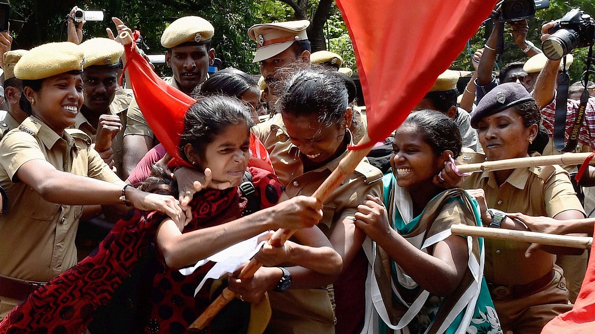 Manish, the IIT-Madras student who allegedly attacked fellow student Sooraj (PhD scholar), for organising a beef fest, does not belong to the Vivekananda Study Circle, as per an official clarification. (Photo: PTI/Altered by <b>The Quint</b>)