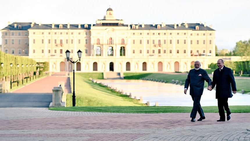 Prime Minister Narendra Modi with Russian President Vladimir Putin. (Photo Courtesy: Twitter/<a href="https://twitter.com/MEAIndia/status/870378486208364546">@MEA</a>)