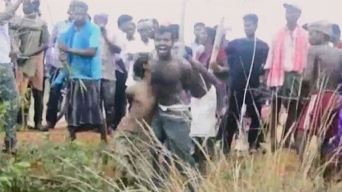 Mob thrashes two young boys mercilessly after tying them to wooden poles.