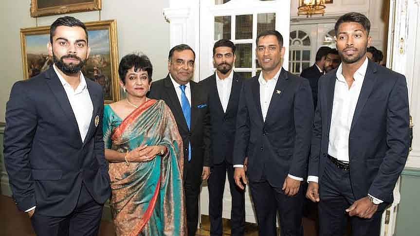 Virat Kohli, MS Dhoni, Ravindra Jadeja and Hardik Pandya pose for a picture with the High Commissioner YK Sinha at the Indian High Commission dinner in London on Monday. (Photo Courtesy: <a href="https://www.facebook.com/IndianCricketTeam/posts/1505094562845565">Facebook/Indian Cricket Team</a>)