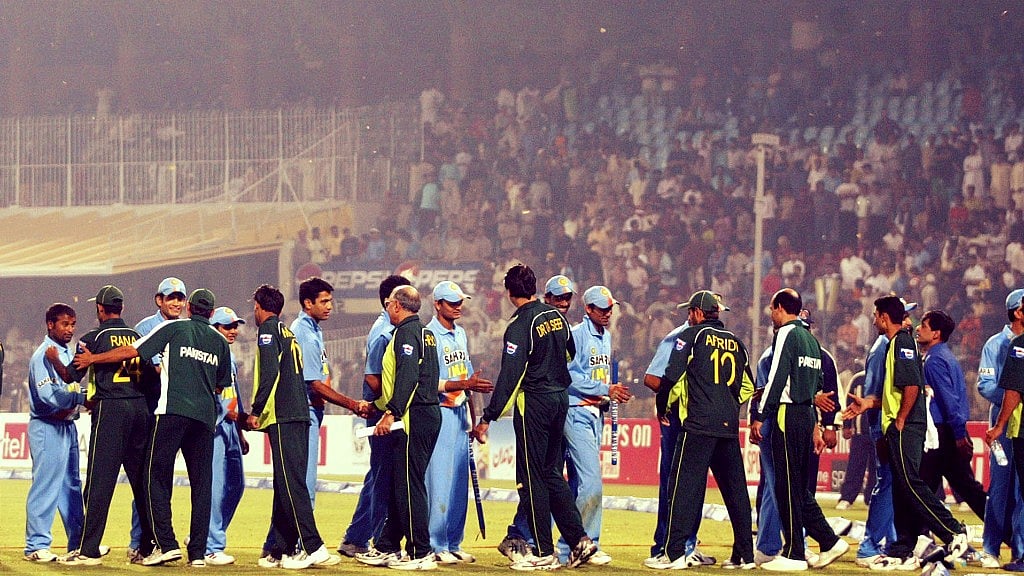 Players shake hands after the fifth and final one-day international between India and Pakistan in Lahore March 24, 2004. India won the match by 40 runs to win the series 3-2. (Photo: Reuters)