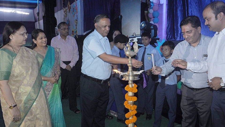 IAS Officer KK Khandelwal (Photo Courtesy: <a href="https://www.facebook.com/shardaglobalschool/photos/p.1244793125546113/1244793125546113/?type=1&opaqueCursor=Abr_lyRiZHLzQJn9FdHrhjuogG4EzwIg0Q8nNS-y4Y3ehtv4MaHN2SavCx3Cdo6HlouHojW447Cd74tIFncSw46TZLuJJjg_h-MluTbvjmUrq5J4S6dfriyjOBpxu6gdkm1GcEsmSS3Ho1H3YqOTqqB-rhRGUPPNoN1pnFhJxwbg0R1nzDB4AlXXOuhMnah6kBwKqQn8acFGafyGcMtc9FvKGgq8EwZBMaoi6dkcVyf7sOzPYnx9HWbtmN4XIxqECOvqEkYcgVHFiwm3KRKXy7njtio0Zs3JM8hiAmuH3PjD240EnBGWzQh3jj4gzqyU634Y_rgtWN_UA716weySjferOTnJbtSd9NFSdbMWquJQ68wAVwIilRMtp0aYvhPLeyBipvsWwX5XhG5L2WDbBrpvptup8Wl9QSpnMfy2_vy4nA&theater">Facebook</a>)