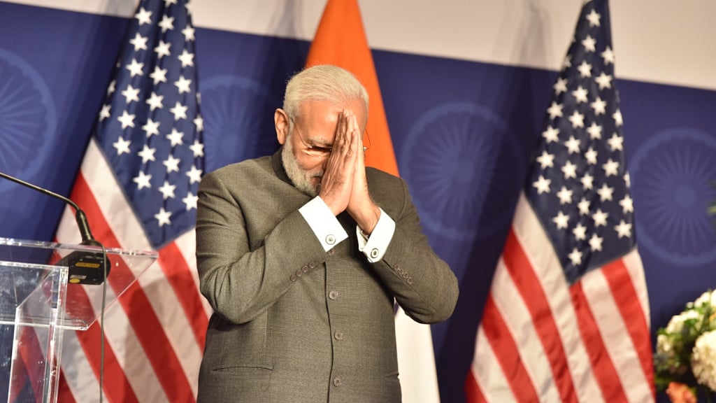 Prime Minister Narendra Modi greets the audience before his address in Washington DC on Sunday. (Photo: <a href="https://twitter.com/narendramodi">@narendramodi</a>/Twitter)