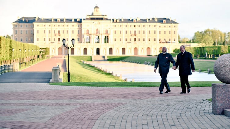 Prime Minister Narendra Modi and Russian President Vladimir Putin in St Petersburg, Russia. (Photo Courtesy: Twitter/<a href="https://twitter.com/MEAIndia/status/870378486208364546">@MEAIndia</a>)