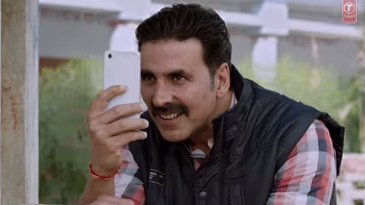 A still from <i>Hans Mat Pagli </i>which shows Akshay Kumar surreptitiously taking pictures of Bhumi Pednekar on his phone.