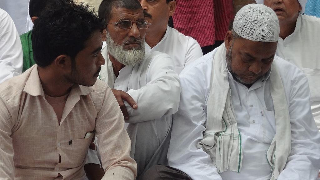 Pehlu Khan’s son, Irshad (left) and Ballabgarh lynching victim Junaid’s father, Alimuddin share their grief at Jantar Mantar. (Photo: PTI)
