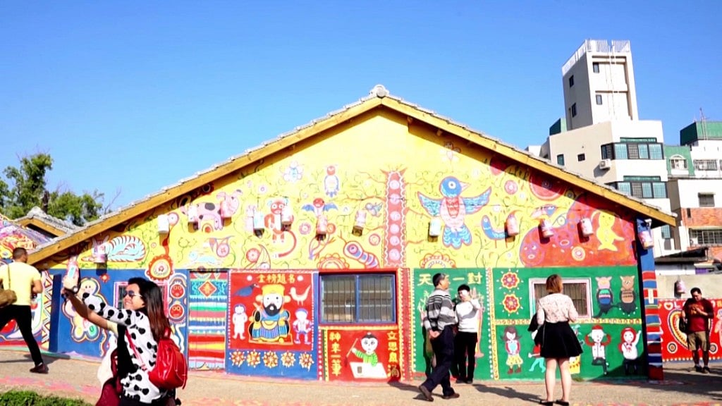 95-year-old Huang Yong Fu painted the slum turning it to tourist attraction