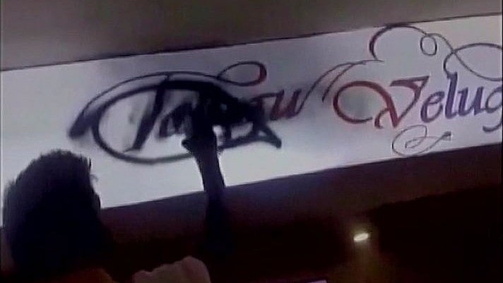 Pro-Kannada organisations took to defacing Hindi and English nameplates in restaurants in a mall. 