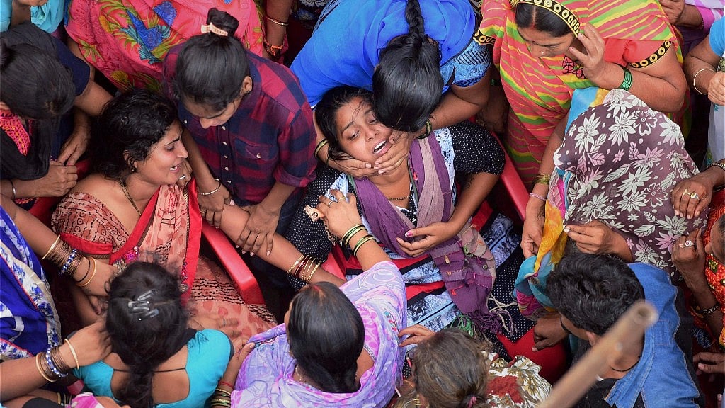 Family members of a slain Amarnath Yatra pilgrim in Dahanu, Maharashtra. 