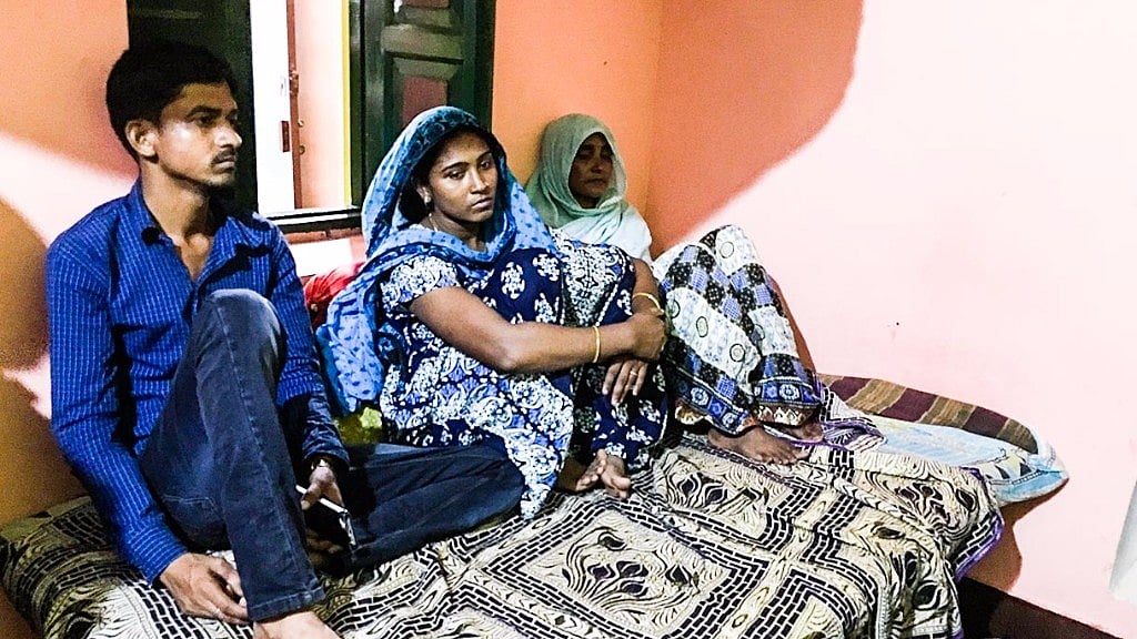 From right: Alimuddin’s wife Mariam Khatoon, her elder daughter Samma, and her husband Sheikh Sabir on the bed Alimuddin once slept in. (Photo: Aishwarya S Iyer/<b>The Quint</b>)
