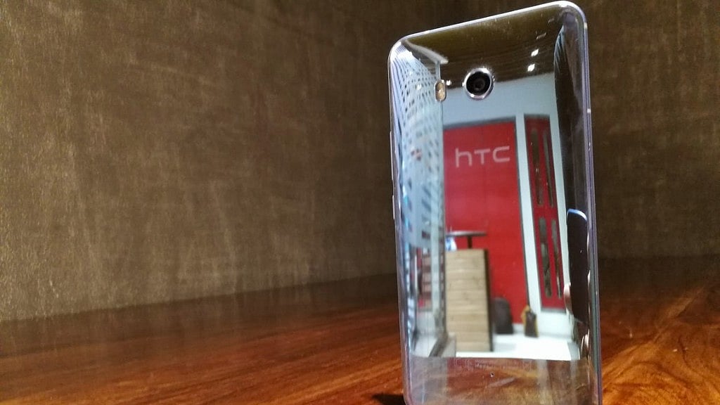 HTC U11 is glossy in nature by design. 