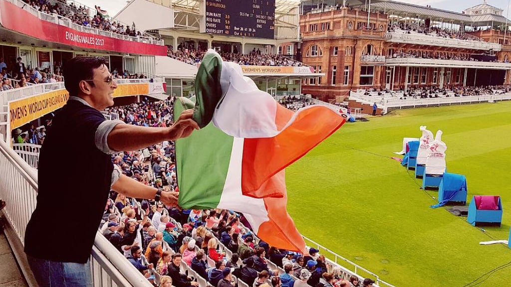 Akshay Kumar cheers for India. 