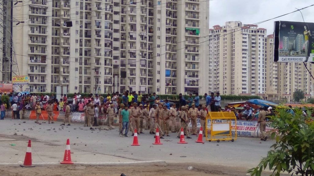 Noida’s Mahagun Moderne society was attacked by a mob after a maid was allegedly beaten up and handed over to police. (Photo Courtesy: Twitter/<a href="https://twitter.com/Sandeep17061">sandeep pachauri</a>)
