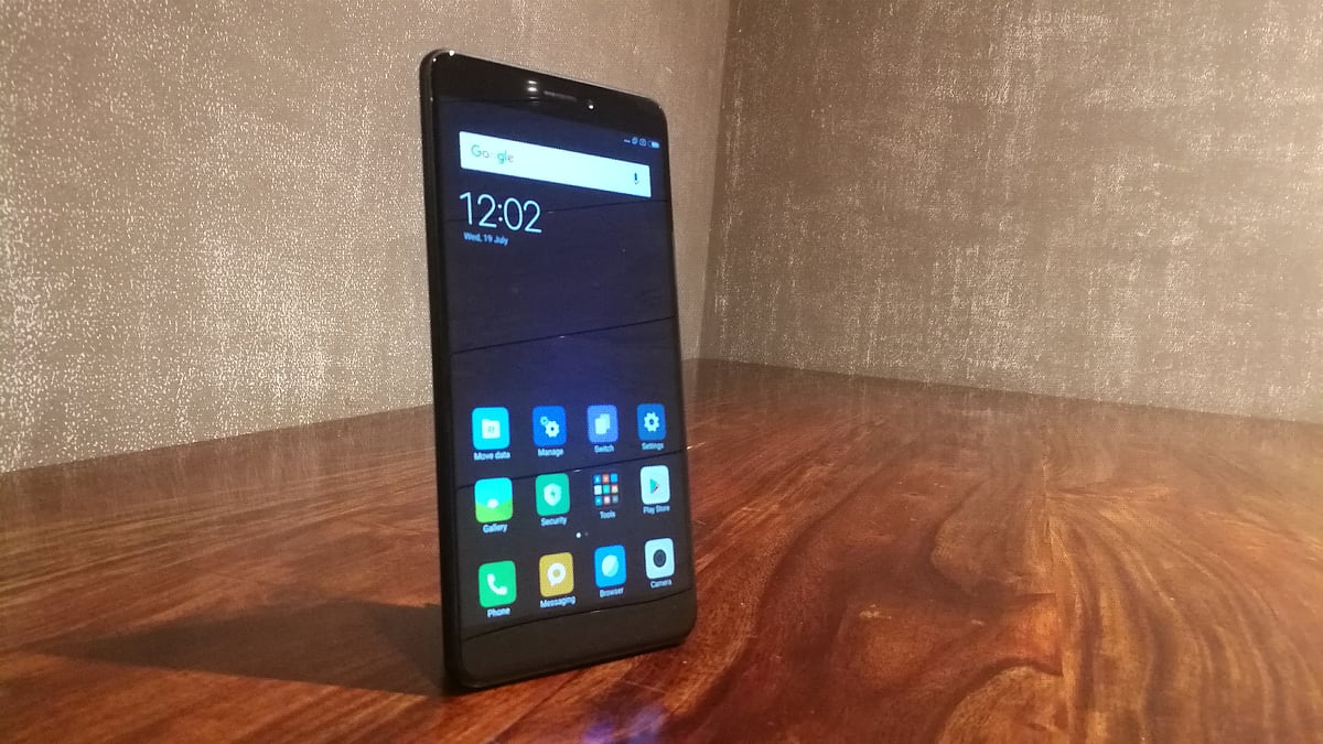 Mi Max 2 comes with a 6.4-inch FHD display