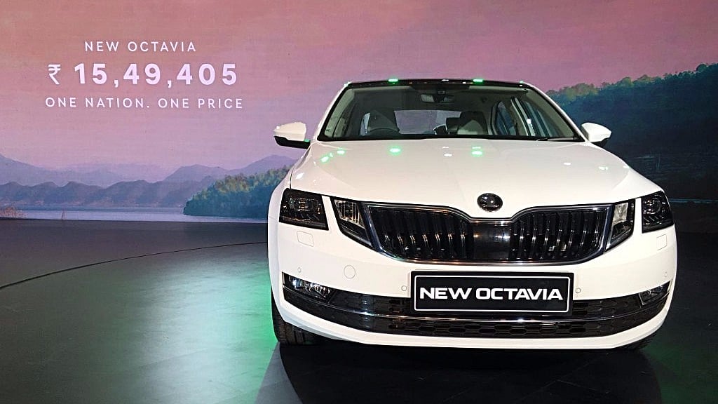 The facelifted 2017 Skoda Octavia features split headlamps. 