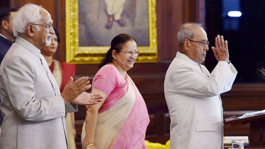 President Pranab Mukherjee bids farewell to parliamentarians.&nbsp;