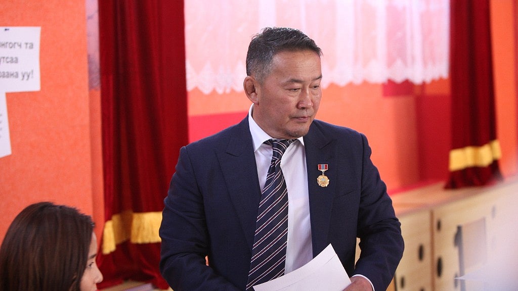 Mongolian presidential candidate Khaltmaa Battulga of the Democratic Party casts his vote at a polling station during the second round of presidential elections in Ulaanbaatar, Mongolia, 7 July 2017. 