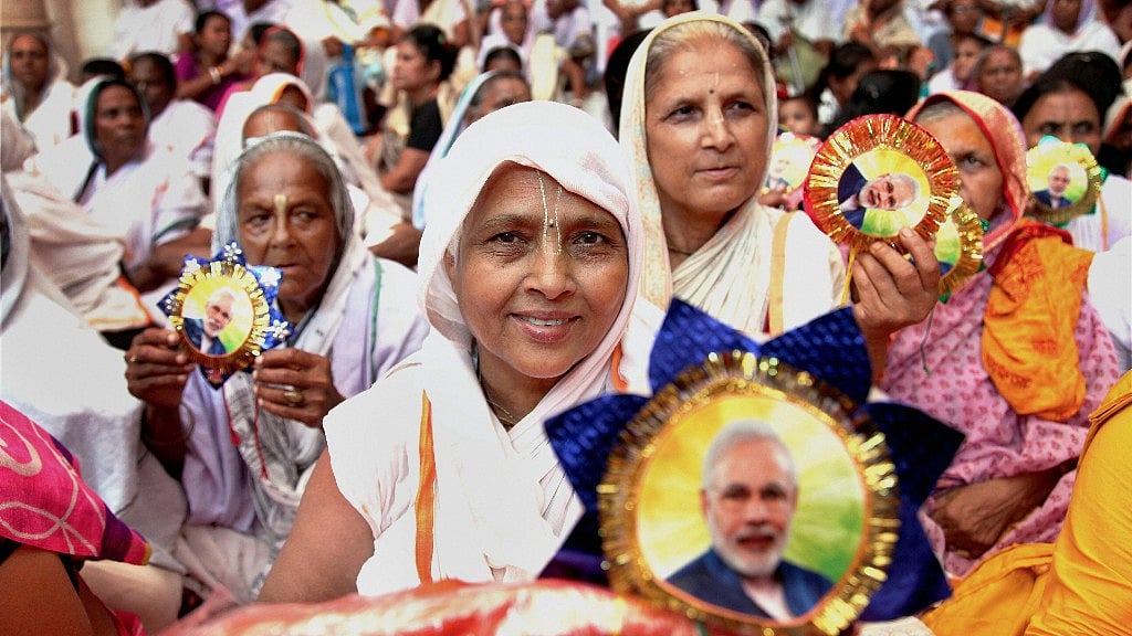 Widows of Vrindavan celebrate Raksha Bandhan Festival and show their “Modi Rakhi” 