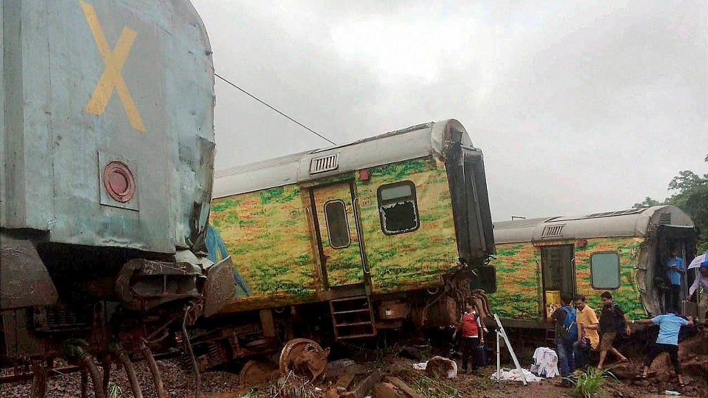 Nine coaches of the Nagpur-Mumbai Duronto Express derailed early on Tuesday morning.&nbsp;