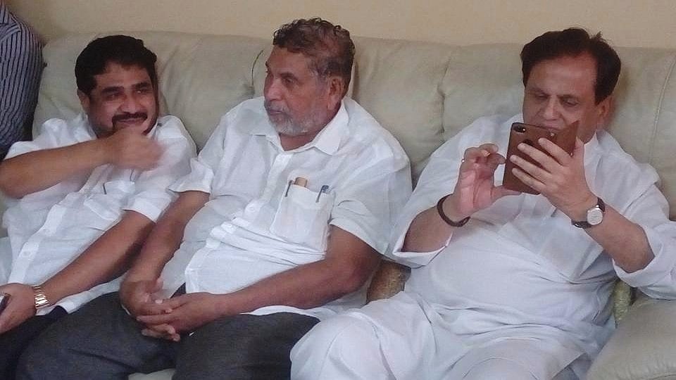 JD(U) MLA Chhotubhai Vasava (centre).&nbsp;