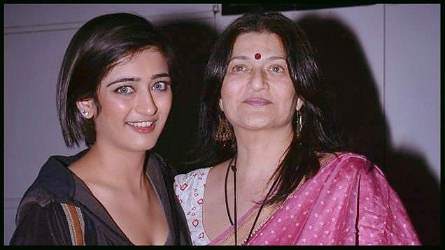 Sarika with daughter Akshara Haasan.