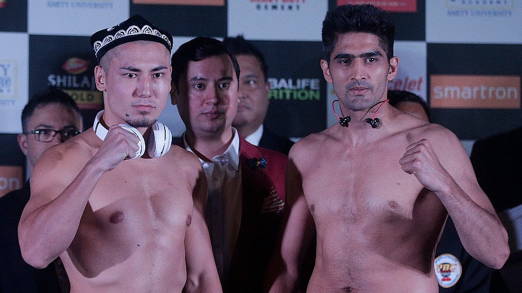 Indian boxing and WBO Asia-Pacific Super Middleweight champion and WBO Oriental Super Middleweight champion Vijender Singh (R), with China’s Zulpikar Maimaitiali (L).