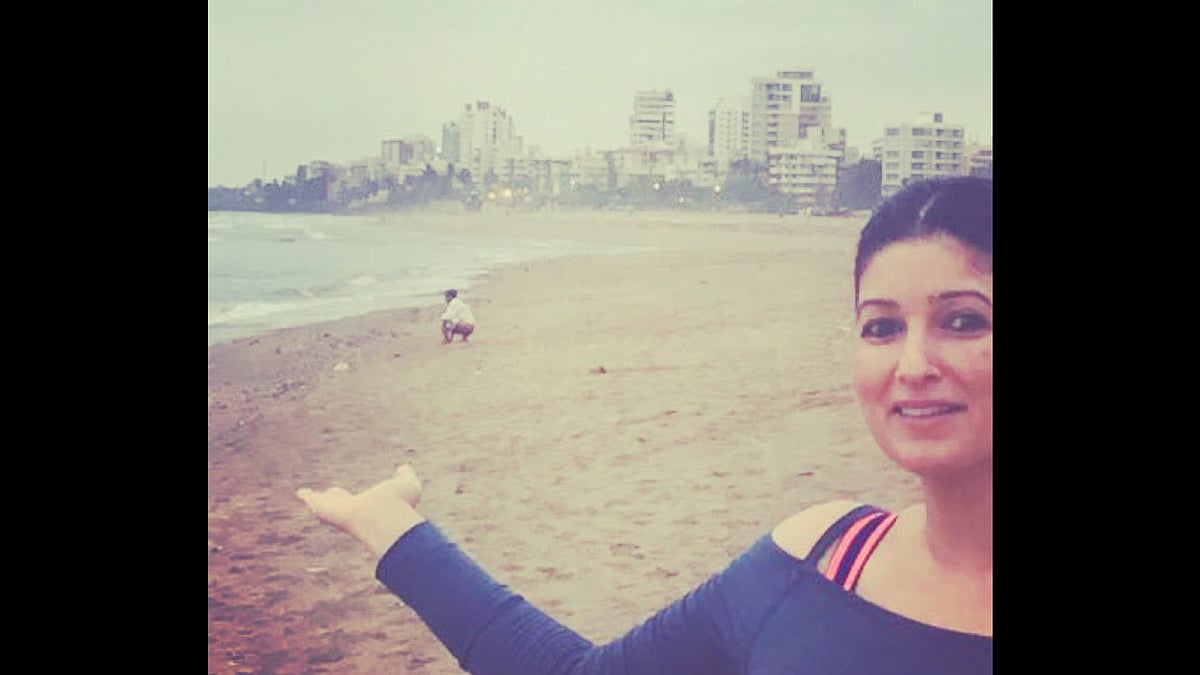 Twinkle Khanna clicks the first scene from <i>Toilet: Ek Prem Katha</i>.