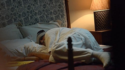 Amitabh Bachchan fell asleep while pretending to, during filming a scene.