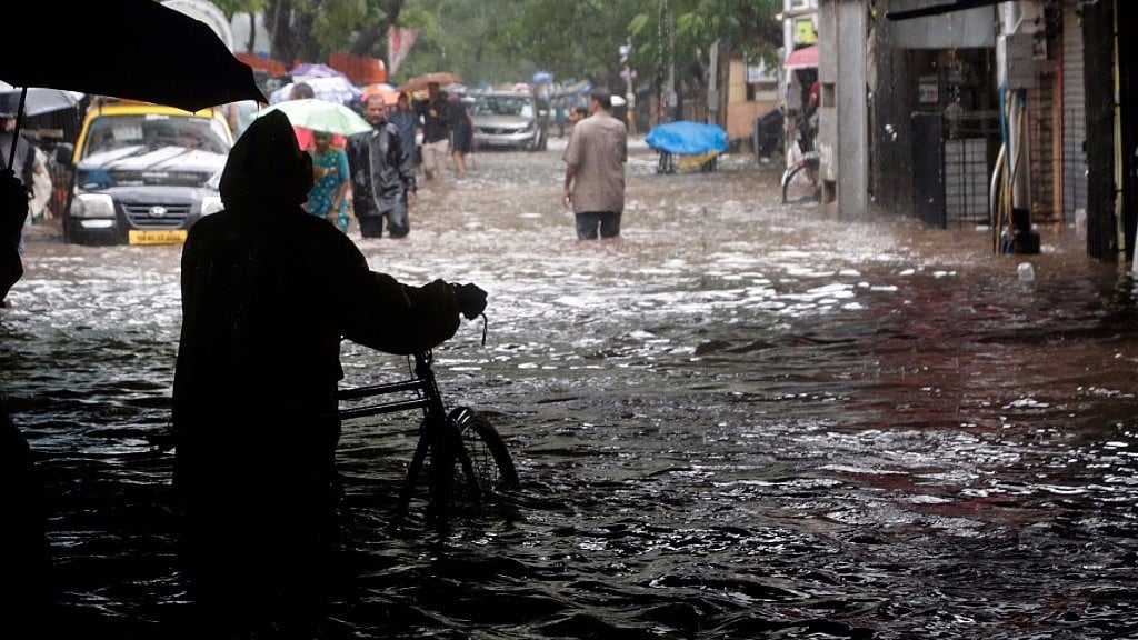 The floods in Mumbai saw a lot of disturbance and chaos as difficulties mounted. 