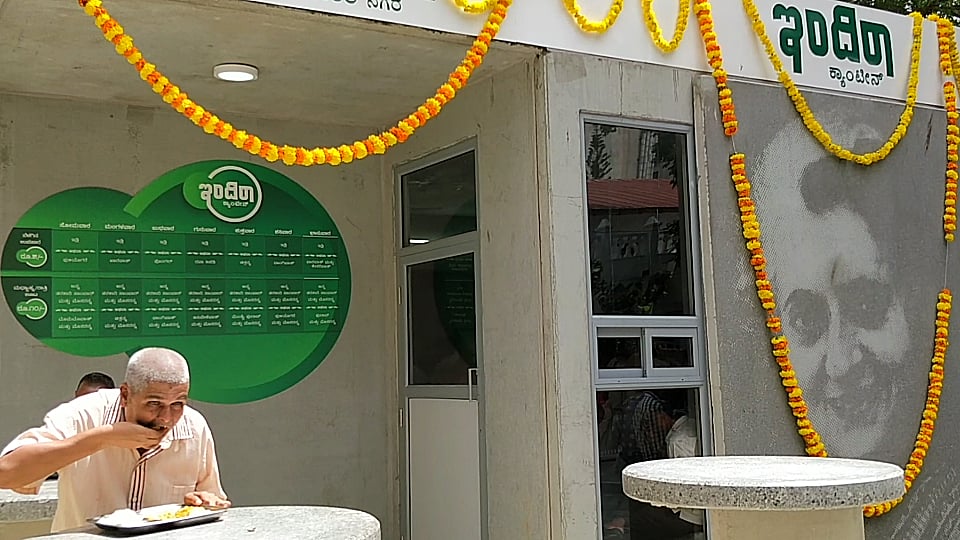The BBMP had only planned for 1,500 plates per canteen per day. But because of the hype around the canteens and the Rs 10 price tag, people have been streaming into them.