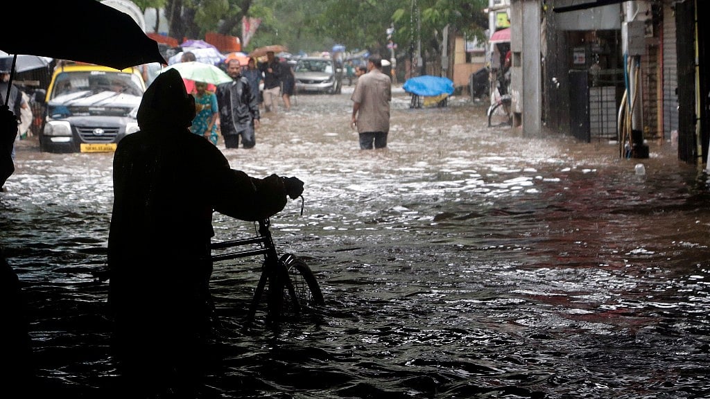 The floods in Mumbai saw a lot of disturbance and chaos among people as difficulties mounted.