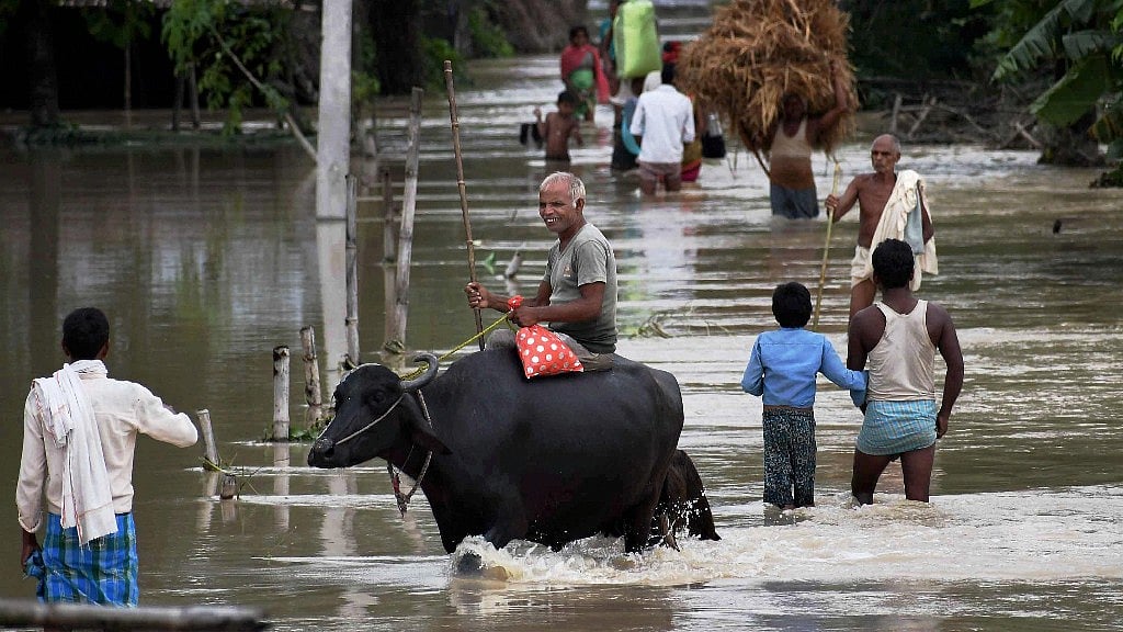 Villagers move to safer place from flood-hit Vaispara in Araria district of Bihar. (Photo: PTI)