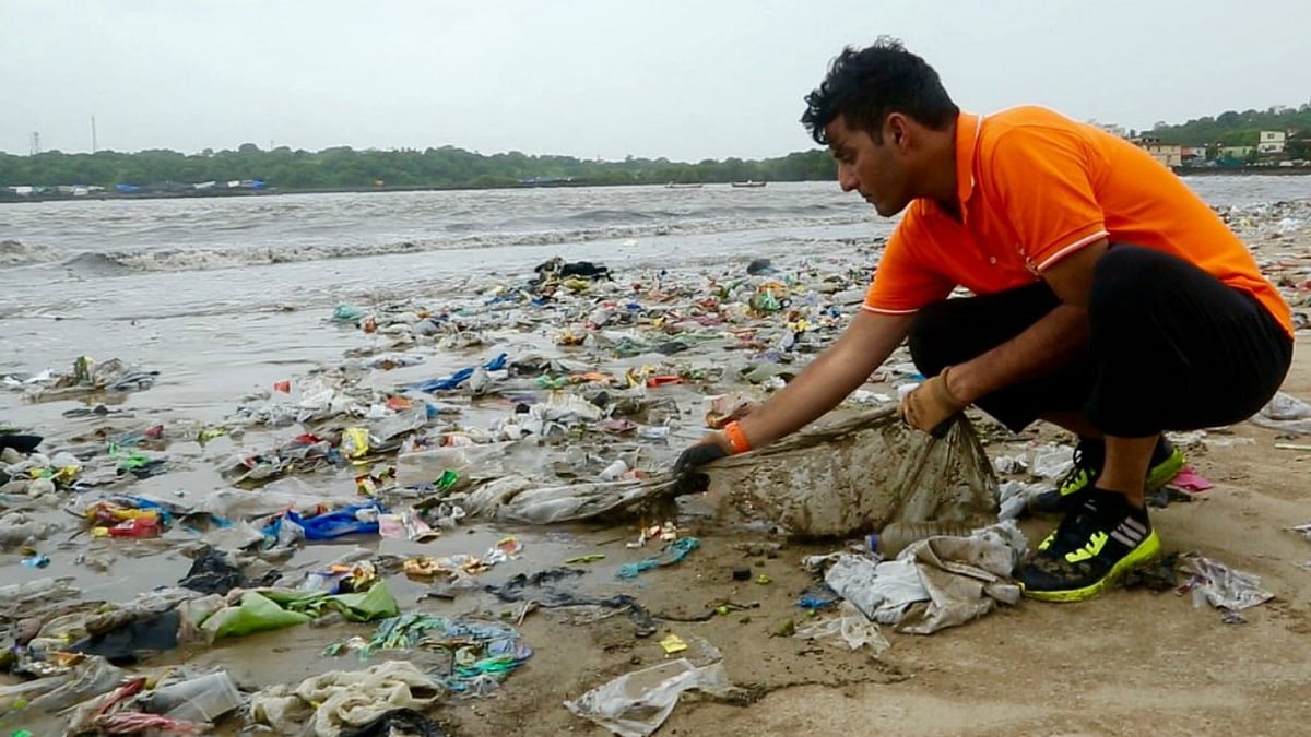 Afroz Shah at Versova beach doing what he does best. 