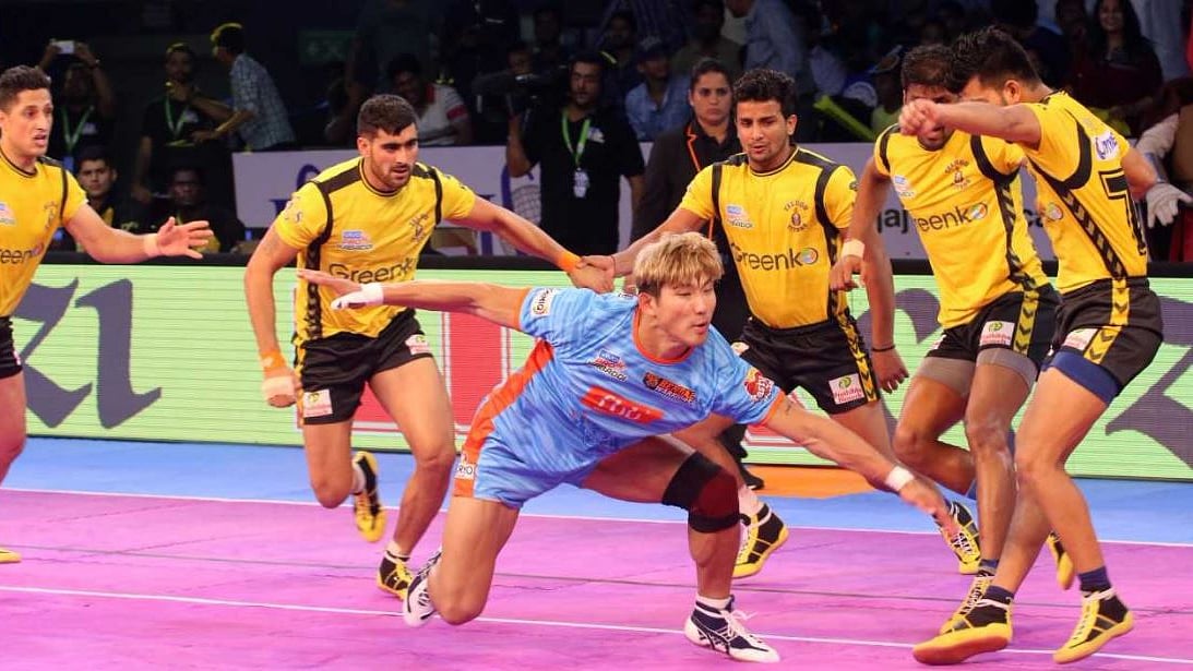 

Telugu Titans and Bengal Warriors in action.