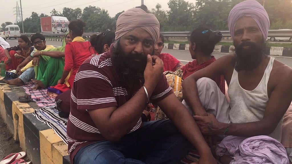 Dharam Singh (right) and Manjinder Singh Insan are among the thousands of Dera Sacha Sauda ‘premis’ who have made the pavement in Panchkula their temporary home.